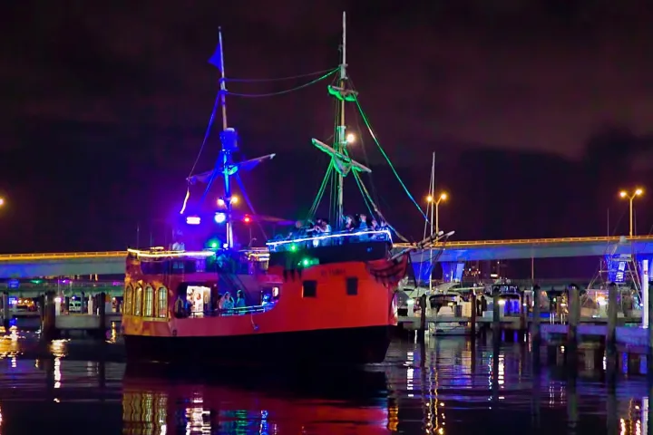 a boat that is lit up at night